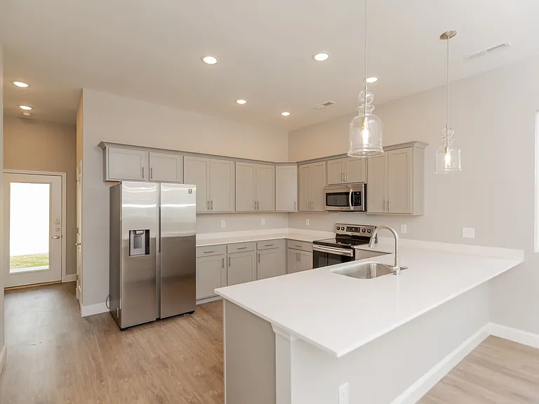 557 Strong Ave — Photo 1