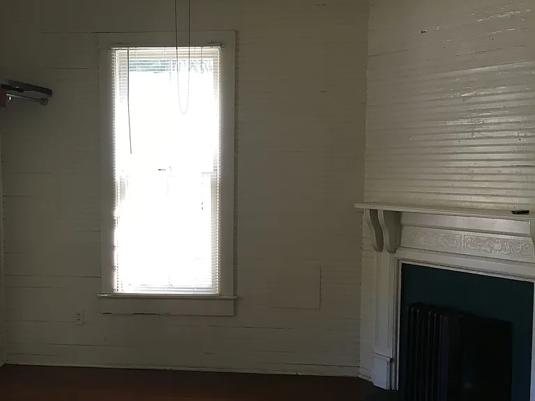 202 SE 10th St — Photo 5