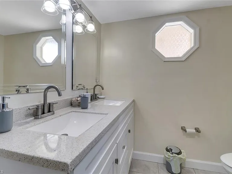 562 Goldcoast Ct — Photo 16
