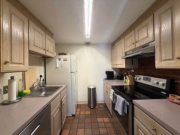 3rd image of 103 Gainsborough St APT 304