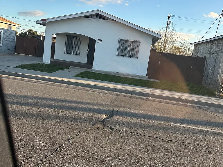 2707 Niles St — Photo 3