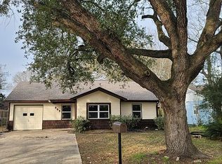 909 Robinhood Ln, Angleton, TX 77515