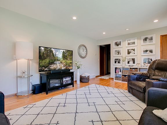 3rd image of 5965 Cavell Ave N