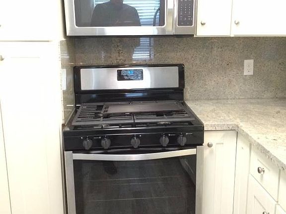 3rd image of 370 N Fair Oaks Ave APT 1