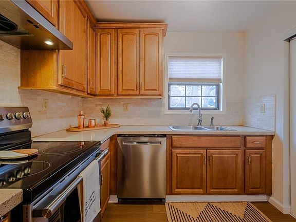 5th image of 215 Village Ln Unit B
