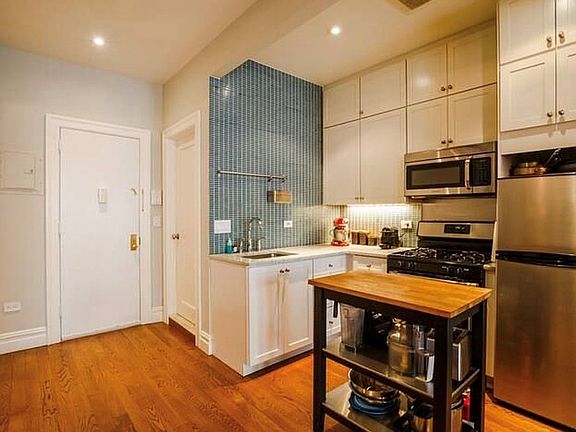 4th image of 219 W 70th St #4R