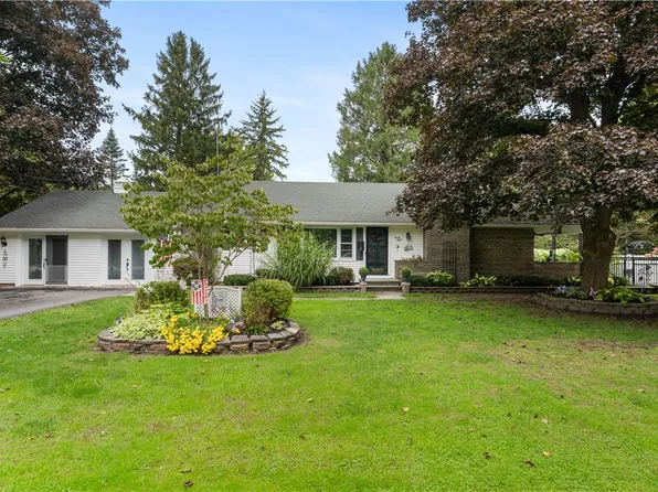 28 Pratt Rd, Manchester, NY 14504