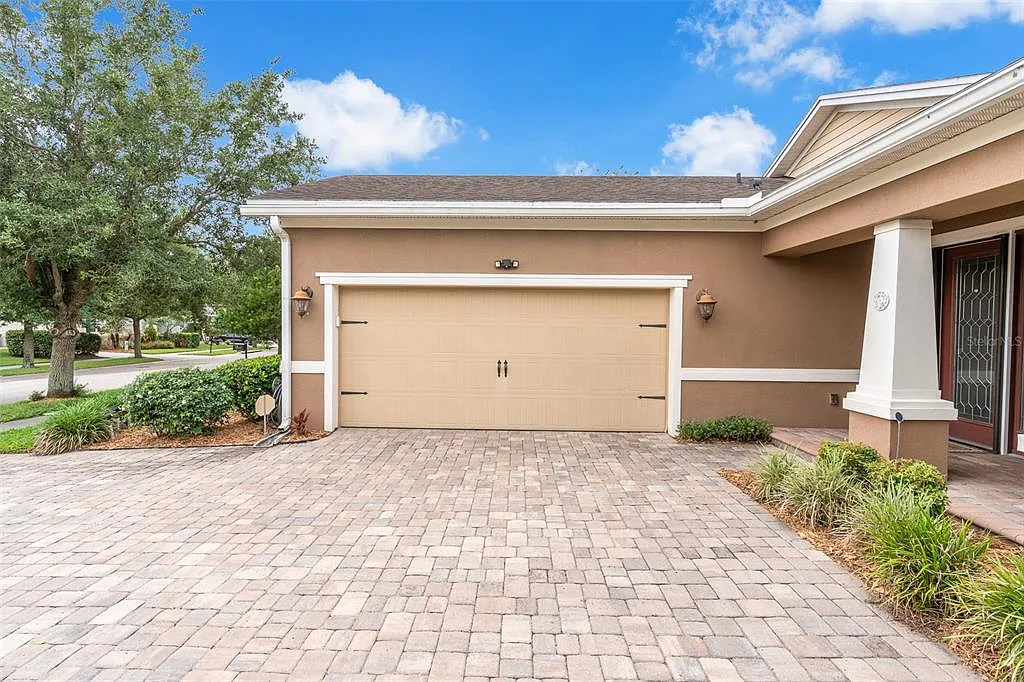 3 bed, 2.5 bath, 2024 sqft, $2,900 — Photo 2