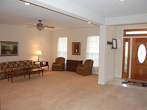 4th image of 2418 Country Club Dr