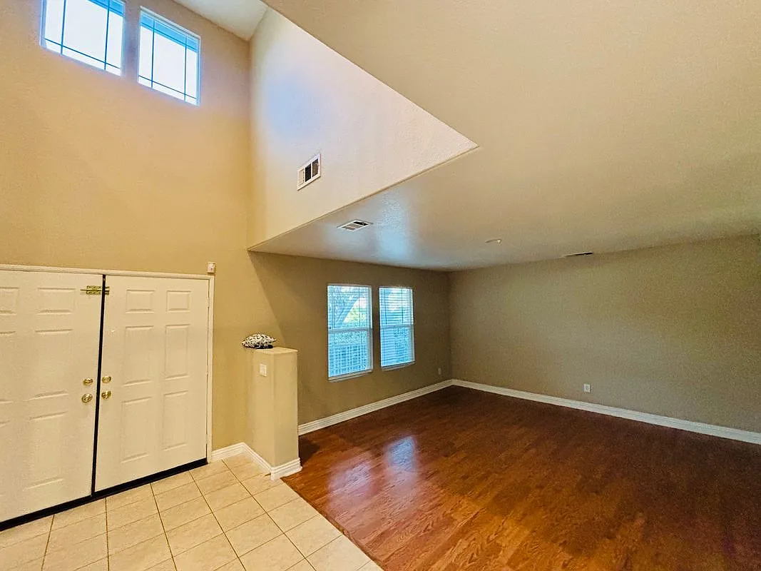 4 bed, 3.0 bath, 3638 sqft, $3,200 — Photo 3