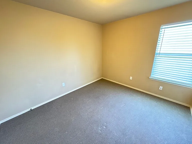 2725 Lovers Ln — Photo 19
