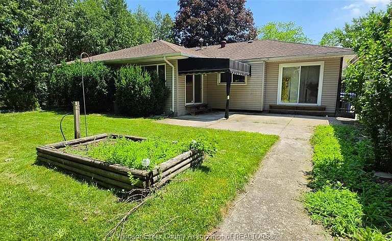 1050 Bartlet Dr — Photo 13