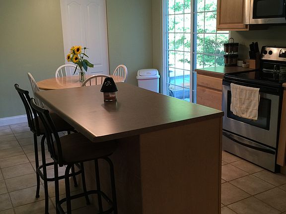 5th image of 12 Carpenter Ln