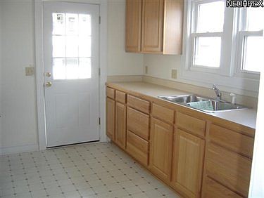 3rd image of 575 E Archwood Ave