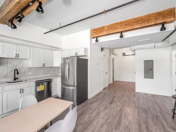 15 Kearney Sq #201, Lowell, MA 01852