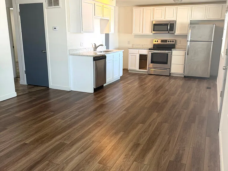 895 E Arrowhead Ln — Photo 2