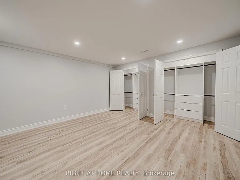 3 Glenayr Rd #LOWER — Photo 31