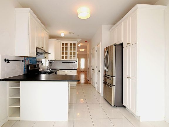4th image of 221 Grimsby St