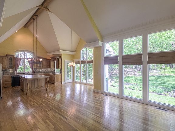 Kitchen & Eating Area