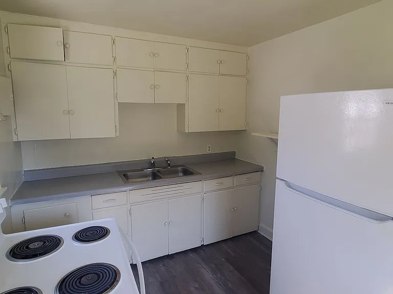 2400 Maywood St — Photo 2