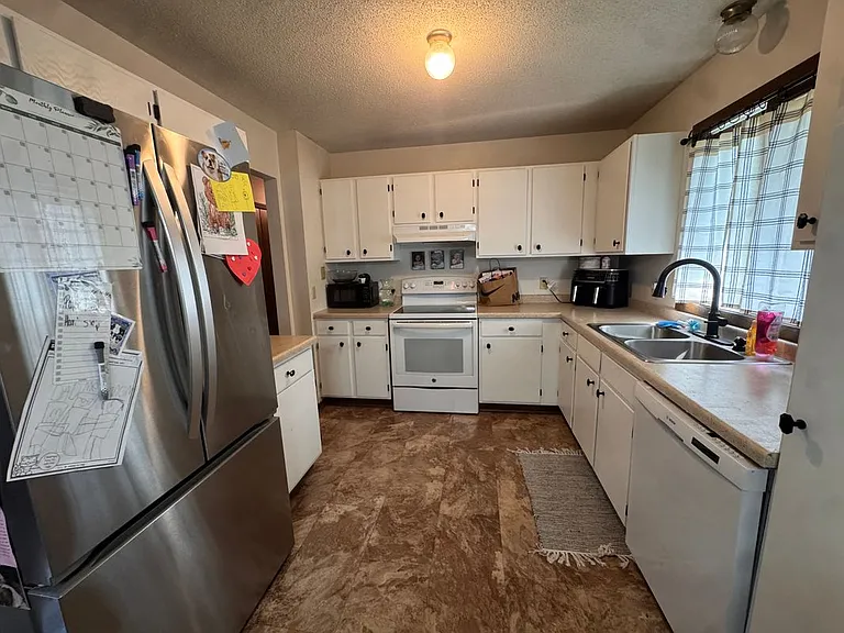 1097 Regency Dr — Photo 2