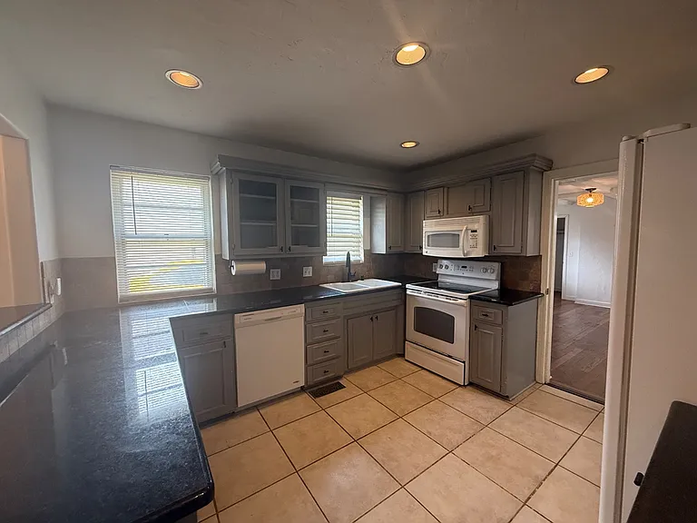 3105 NW 21st St — Photo 10