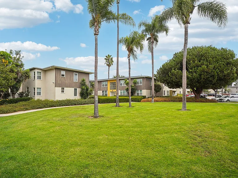 Hollypark Knolls Apartments — Photo 12