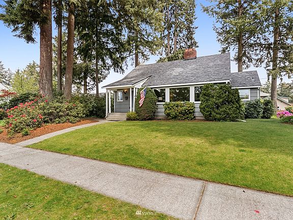 Love the beautiful lawn & mature trees!!