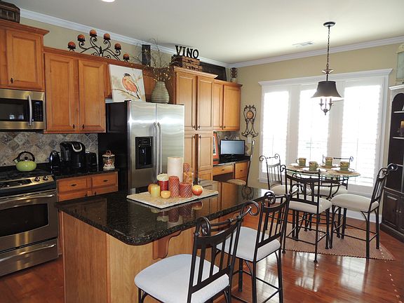 Eat-in kitchen