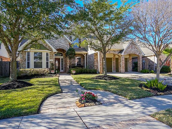 Welcome to your new home! Beautiful Trendmaker home with 4 bedrooms, Study, 3.5 baths, game room and 3 car garage!