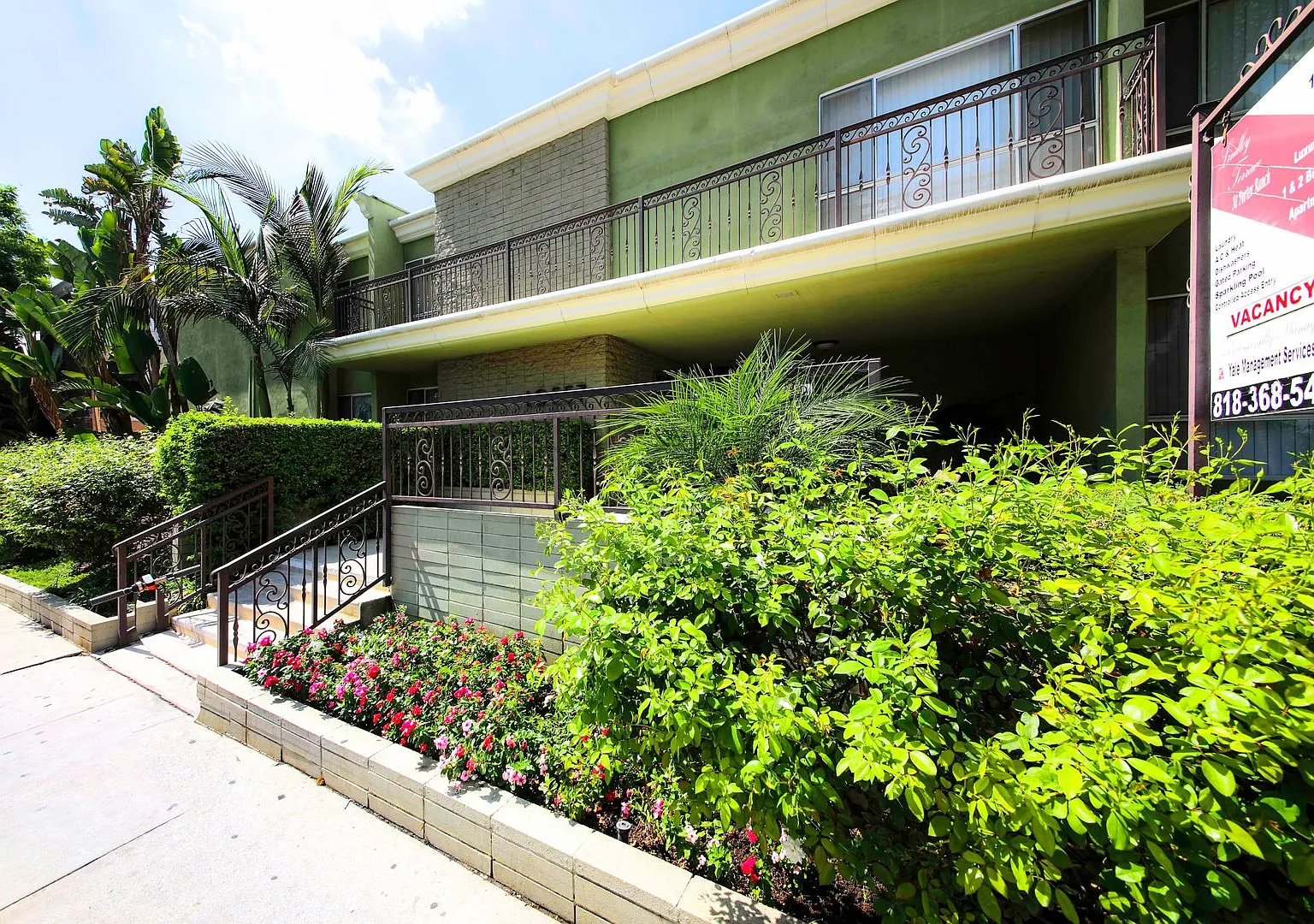 Lindley Apartments — Photo 1