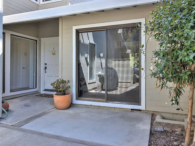 335 Donnas Ln — Photo 2