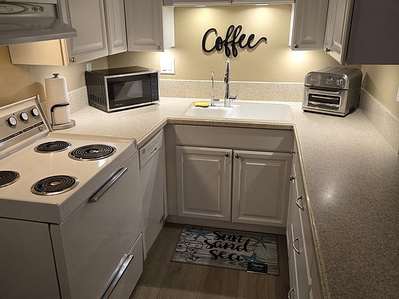 Galley kitchen (all new appliances in the past 2 years. Microwave included) Dining table included for UCSD students.