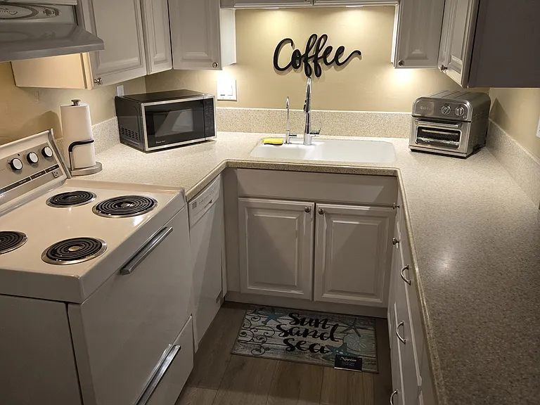 Galley kitchen (all new appliances in the past 2 years. Microwave included) Dining table included for UCSD students.