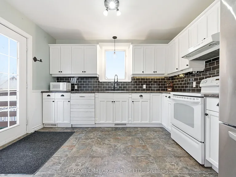 566 Perth St — Photo 24