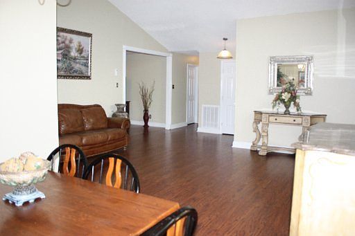 4th image of 1504 Bexhill Dr