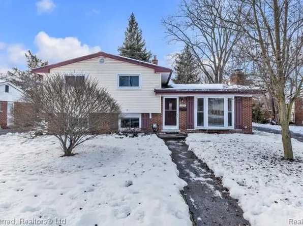 33155 Meadowlark St, Farmington, MI 48336