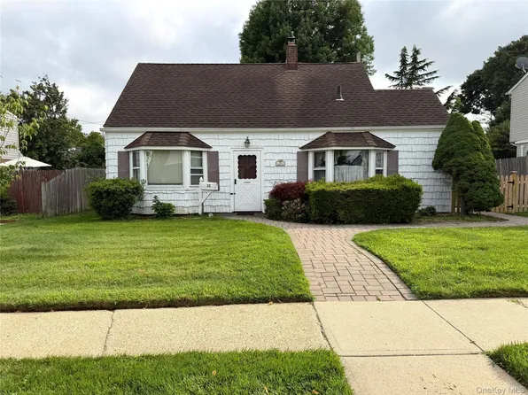 32 Griddle Lane, Levittown, NY 11756