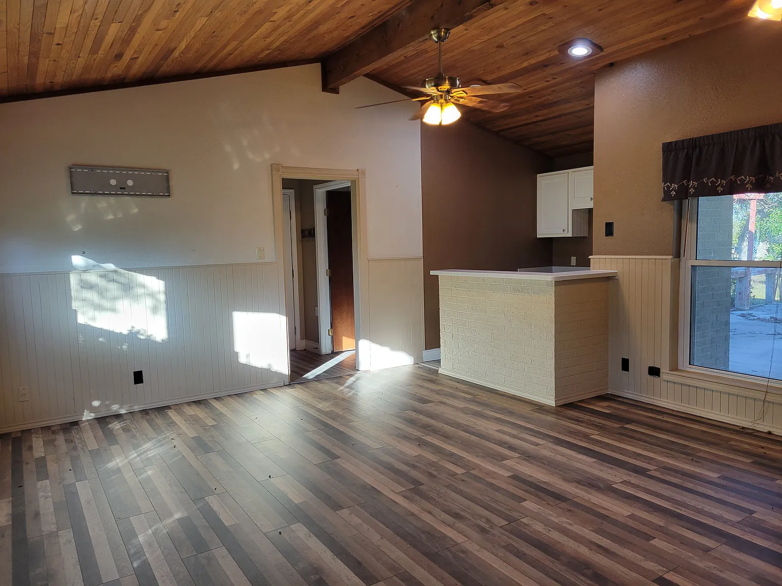 4 bed, 3.5 bath, 3800 sqft, $4,999 — Photo 2