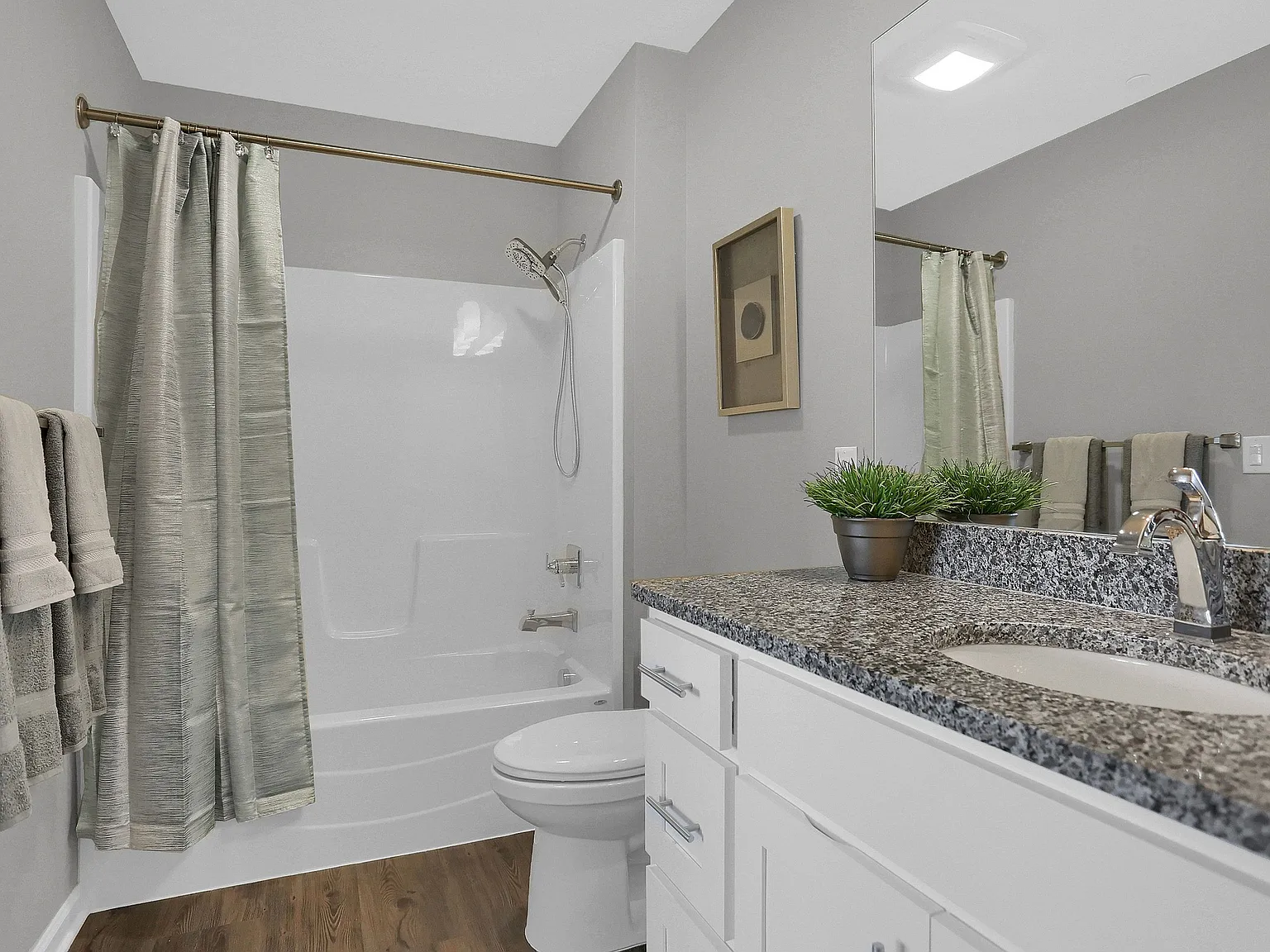 Oakwood Hills Apartments — Photo 4