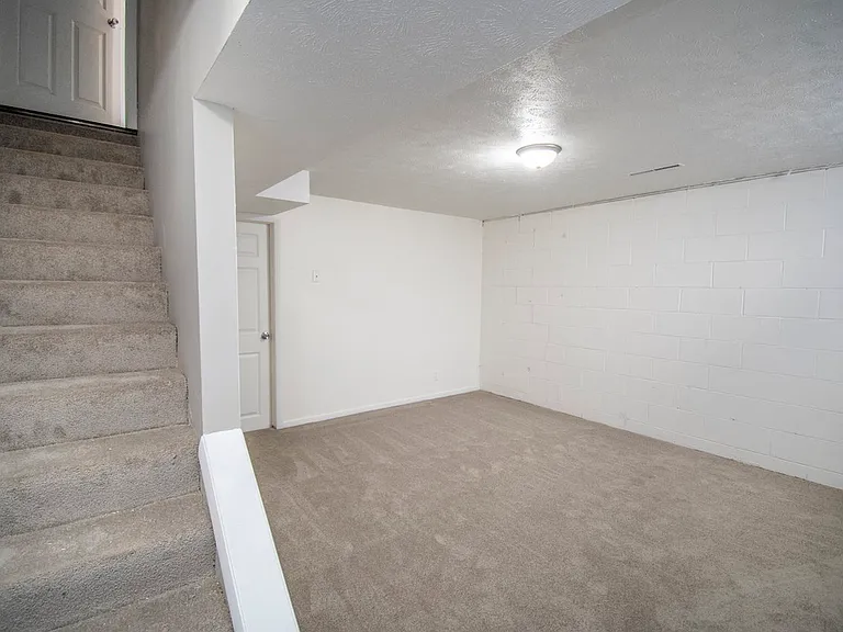 504-604 Cordes Dr — Photo 9