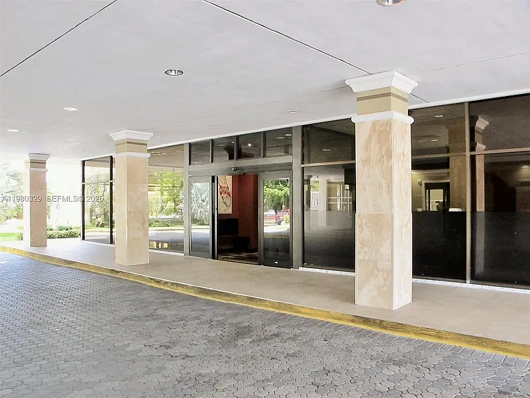 400 Kings Point Dr #812 — Photo 3