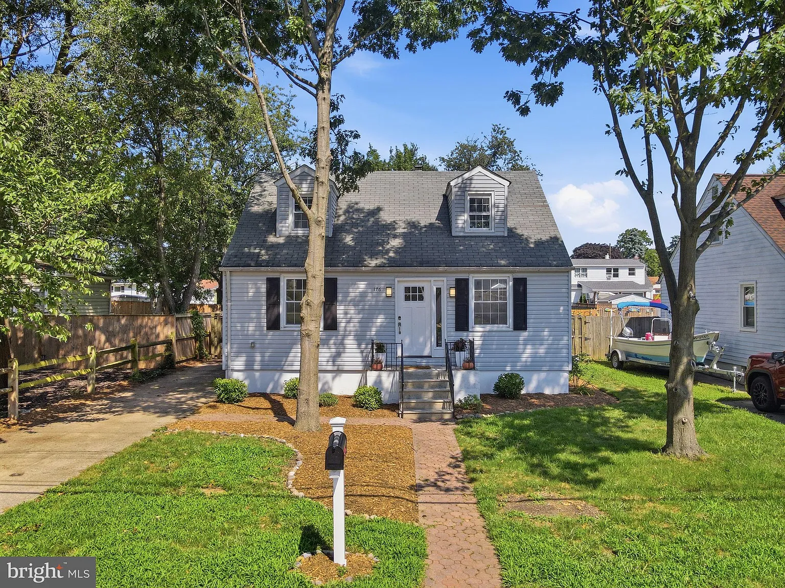 4 bed, 2.0 bath, 1950 sqft, $3,400 — Photo 2