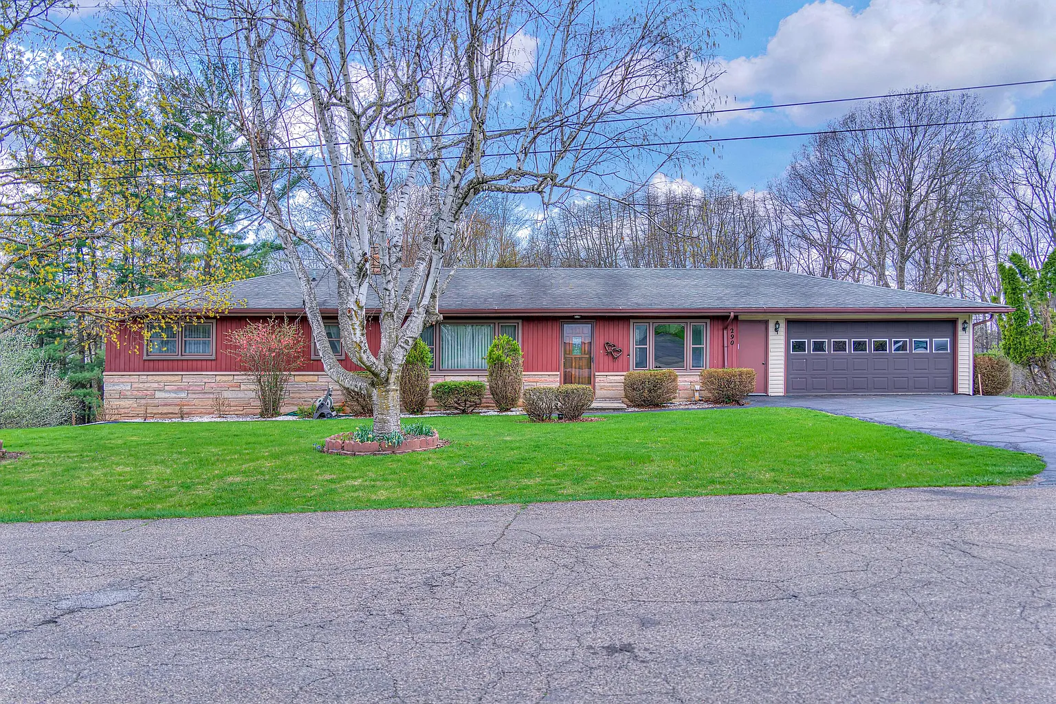 290 Curtis Ave photo 1