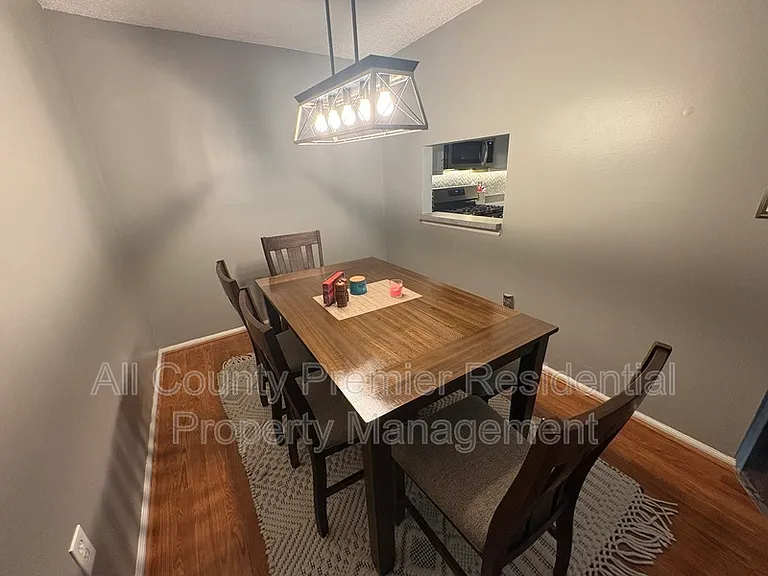60 Versailles Ct — Photo 9
