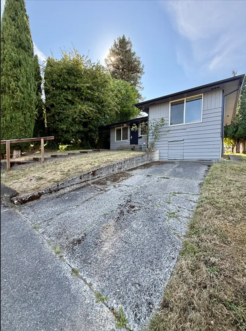 East Tacoma Home with 4 Bedrooms — Photo 3