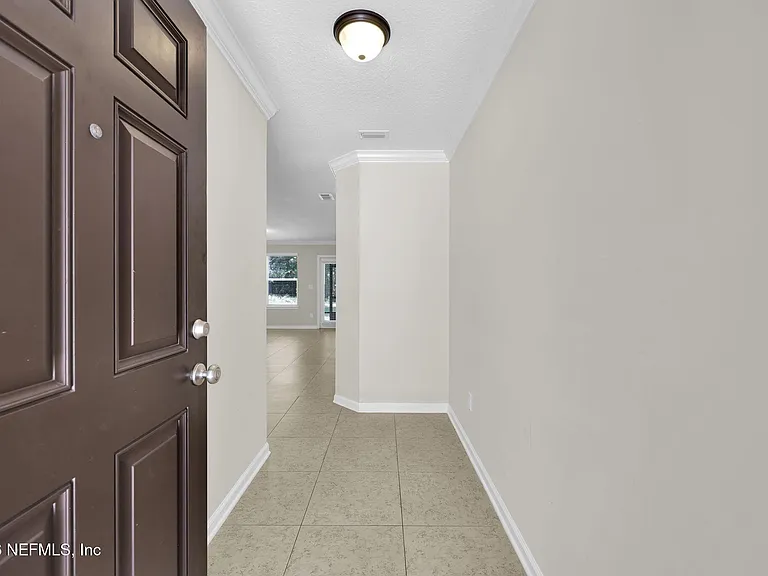 452 Walnut Dr — Photo 3