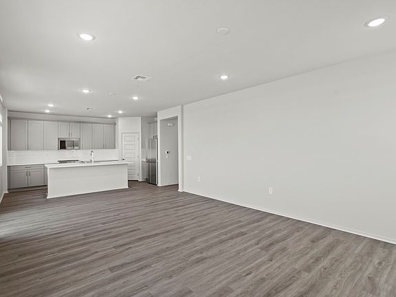 5th image of 1052 Fuchsia Cir