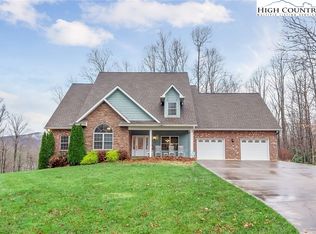 447 Oakwood Rd, Grassy Creek, NC 28694