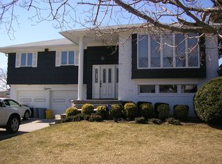 18 Comet Ct, Massapequa, NY 11758